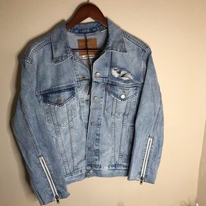 Women’s Levi’s denim jacket size large